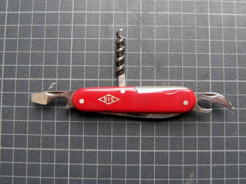 Identification and dating of old Victoria/Victorinox knives Value?!